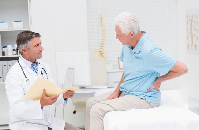Ein Patient mit Arthrose in einem Termin mit dem Arzt